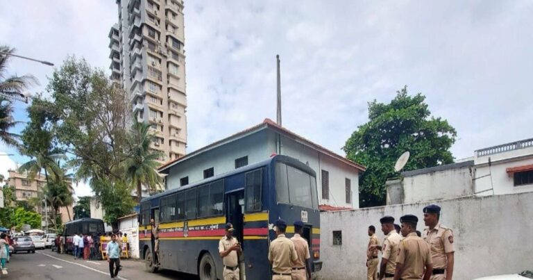 10 दिनों से होटल के कमरे में बंद था परिवार, फिर जो हुआ… पुलिस ने खोला कमरा तो रह गई सन्न