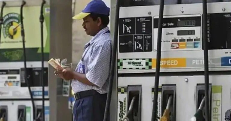 Petrol Diesel Prices : फुल कराने जा रहे कार-बाइक की टंकी, पहले मीटर पर डालें नजर, आज महंगा हुआ है तेल