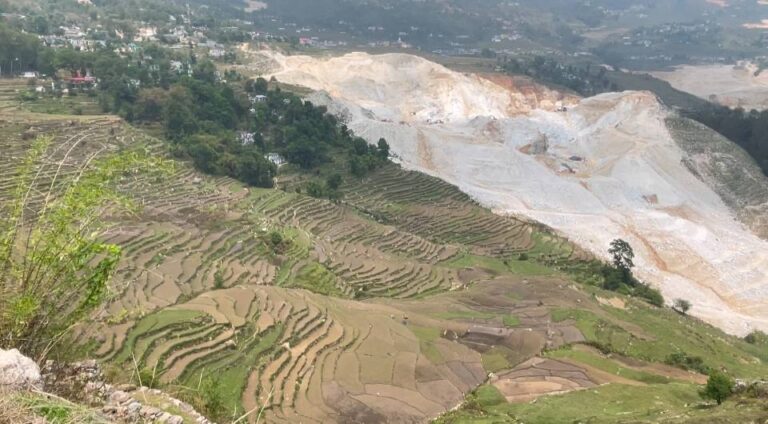 पहाड़ का सीना चीरती बड़ी मशीने