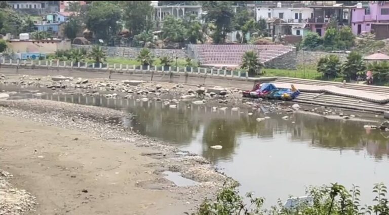 सिंचाई उपखंड गरुड़ में ताला बंदी
