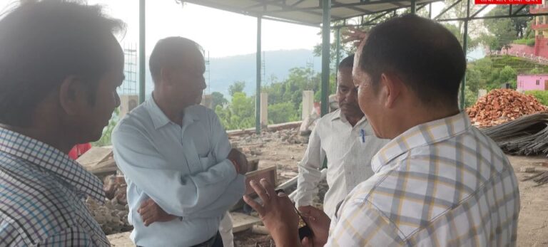 अम्बेडकर प्रतिमा स्थापना कार्य का निरीक्षण