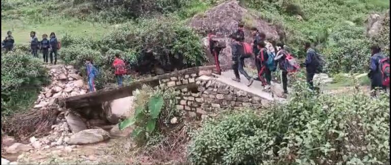 भीटारकोट पुल ध्वस्त बच्चों ने की अपील