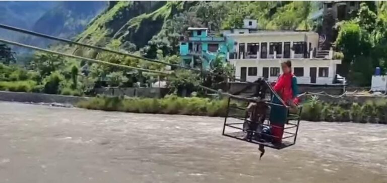 पुल नहीं ट्राली से करते हैं सफर : विपिन जोशी