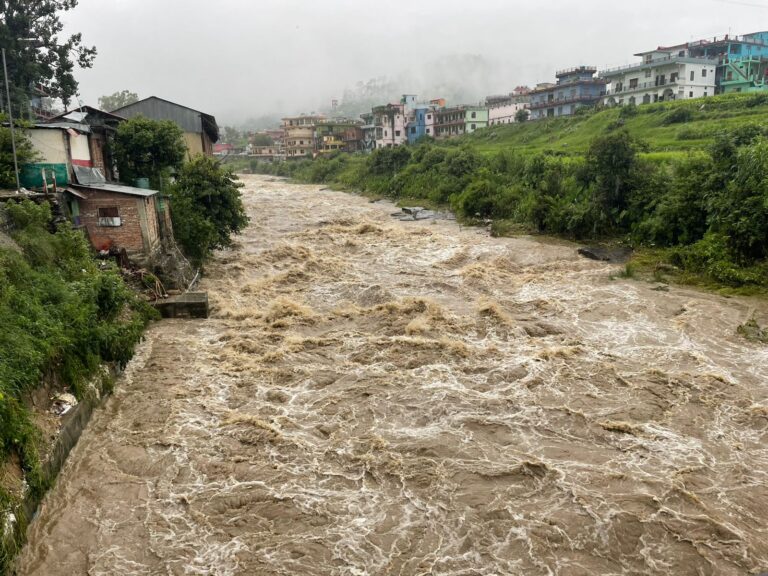 गरुड़ गंगा और गोमती उफान पर