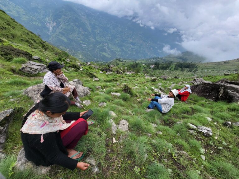 गोरी पार से मुनस्यारी को देखना