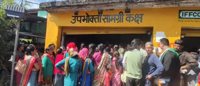 सुबह सात बजे से लगी कतार