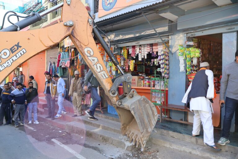 अतिक्रमण के खिलाफ कार्यवाही