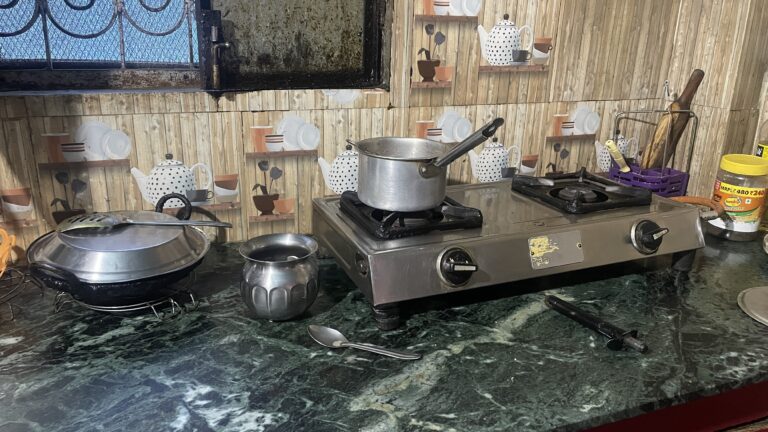 बुकिंग के बाद भी चूल्हे ठंडे