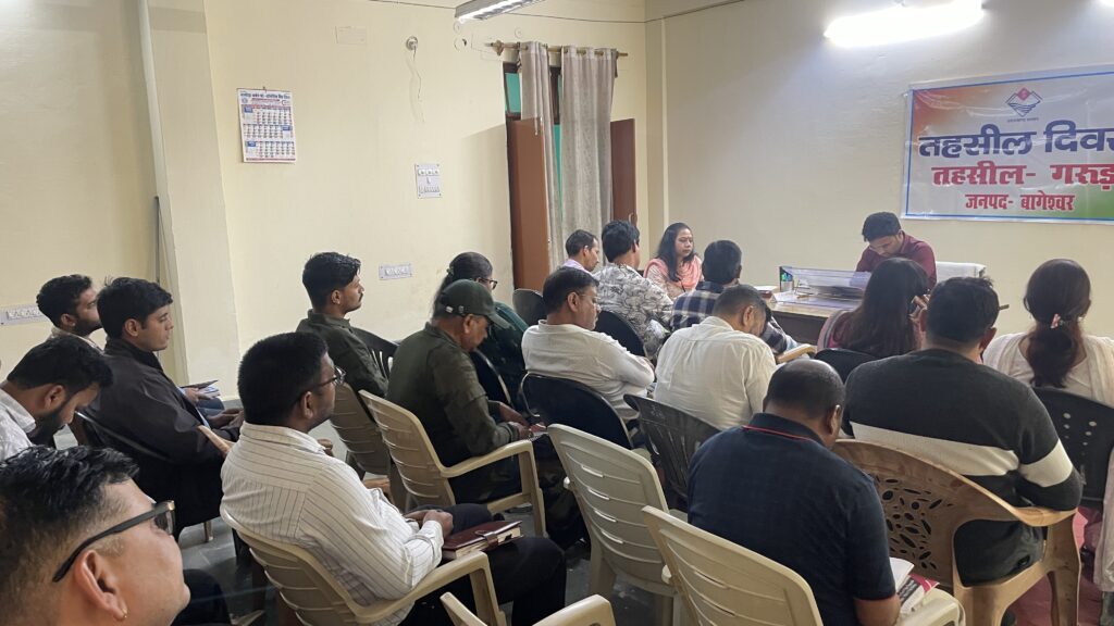 गरुड़ तहसील दिवस में मौजूद अधिकारी