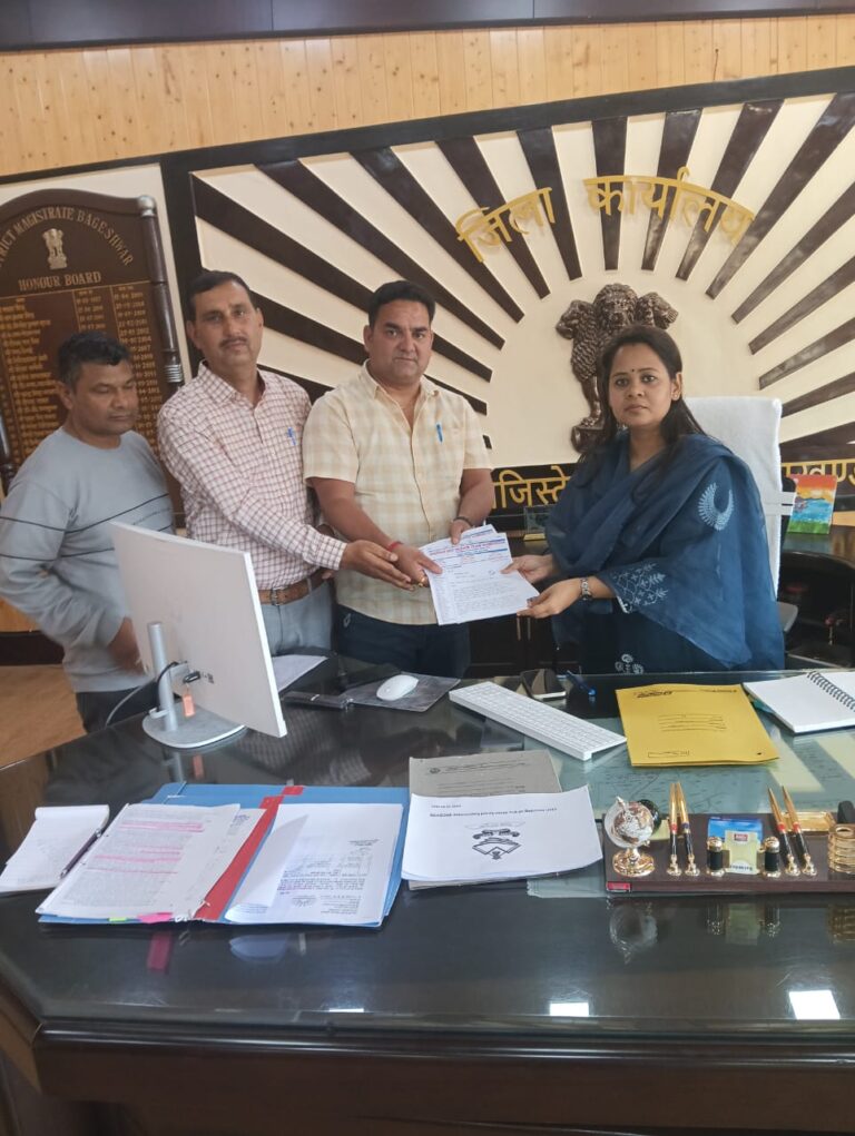जनगणना में आ रही व्यावहारिक समस्या : शिक्षकों ने डी एम बागेश्वर को सौपा ज्ञापन