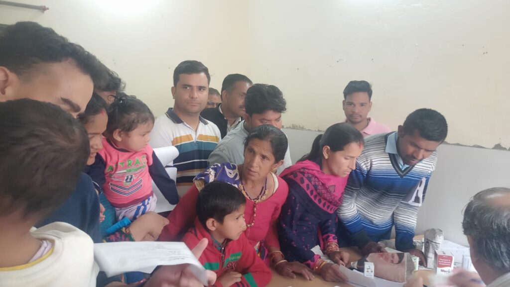 मरीजों से घिरे डॉक्टर 
