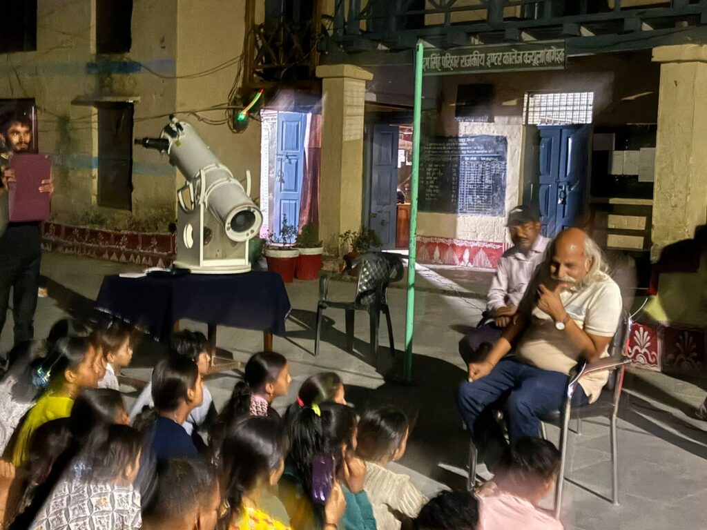 जीआईसी वज्यूला में रात्रि आकाश दर्शन कराते प्रो. एच सी वर्मा
