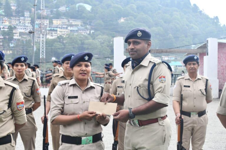 एसएसपी ने नैनीताल में पुलिसकर्मियों को किया सम्मानित