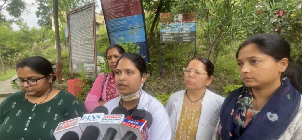 महिला नर्सिंग अधिकारी ने की शिकायत युवकों ने दिखाई दबंगई