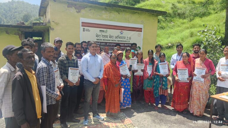 उन्नत रेशमकीट पालन के गुरु सीखते अल्मोड़ा के किसान