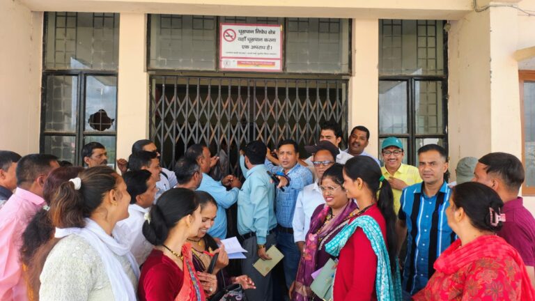 प्रधान संगठन ने गरुड़ विकासखंड मुख्यालय में की ताला बंदी..